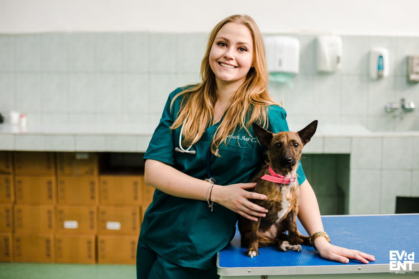 Dr Anne-Catherine Zurbach souriante avec un chien
